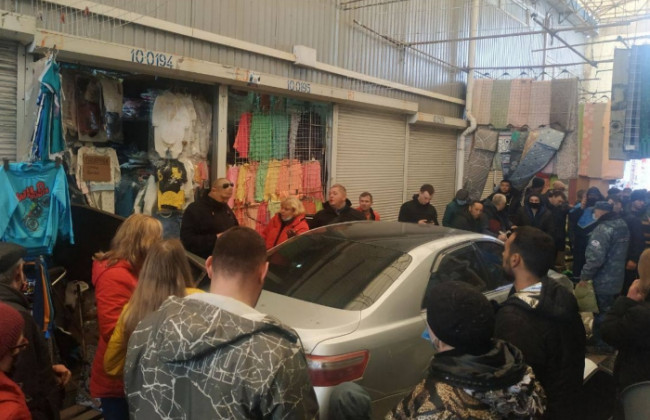 На харьковском рынке водитель въехал в торговые ряды: есть пострадавшие