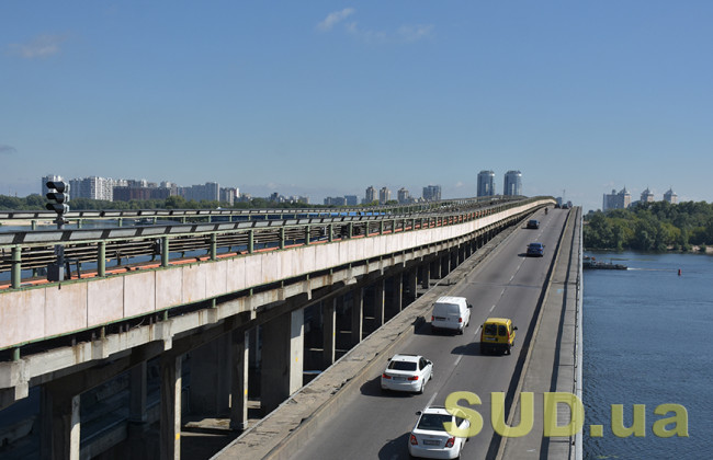 В Киеве после дождя «устал» мост Метро