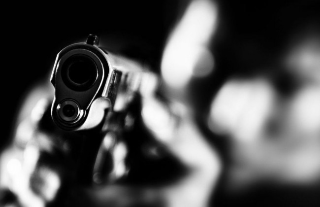 В Житомире мужчина дважды выстрелил в себя из револьвера, убегая от полиции