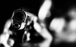 В Житомире мужчина дважды выстрелил в себя из револьвера, убегая от полиции