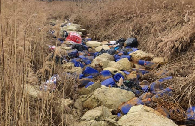 На Київщині в річку викинули тисячі каністр з невідомою речовиною