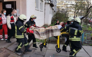В Киеве медики не смогли забрать женщину с многоэтажки: на помощь пришли спасатели, фото