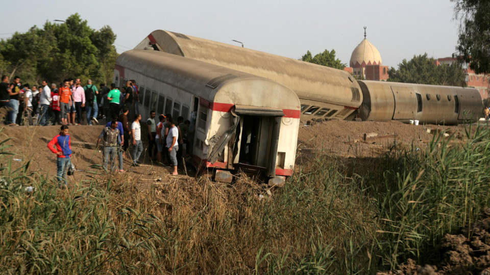 По меньшей мере 11 человек погибли, 98 получили ранения в Египте в результате схождения поезда с рельсов