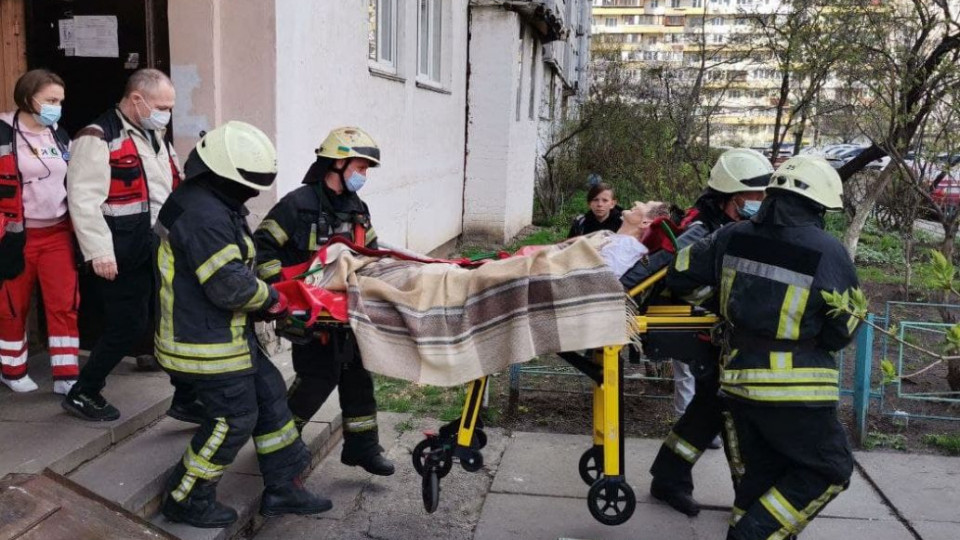 В Киеве медики не смогли забрать женщину с многоэтажки: на помощь пришли спасатели, фото