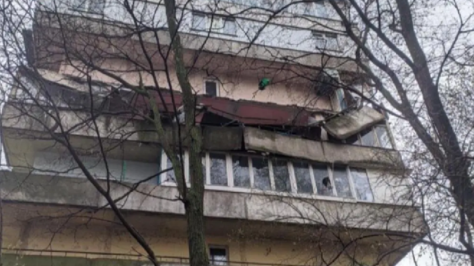 В Киеве обрушился балкон в многоэтажке: фото