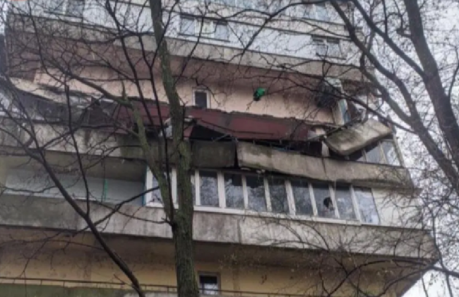 В Киеве обрушился балкон в многоэтажке: фото