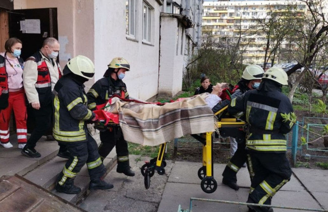В Киеве медики не смогли забрать женщину с многоэтажки: на помощь пришли спасатели, фото