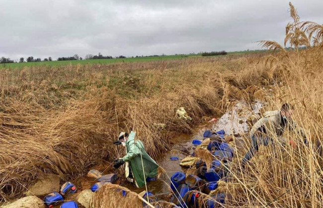 Под Киевом в речку выбросили опасные химикаты: фото и видео