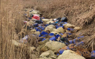 На Київщині в річку викинули тисячі каністр з невідомою речовиною