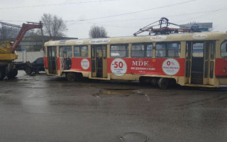 В Харькове трамвай сошел с рельсов и пролетел два перекрестка, видео