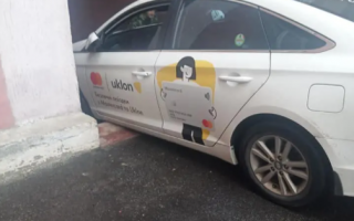 В столице водитель Uklon застрял на пешеходной арке с лестницей