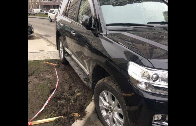 В Киеве «герой парковки» сломал ограждение и оставил внедорожник на клумбе, фото