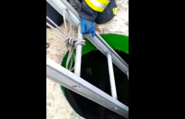 В Киеве ребенок упал в четырехметровый технический колодец, видео