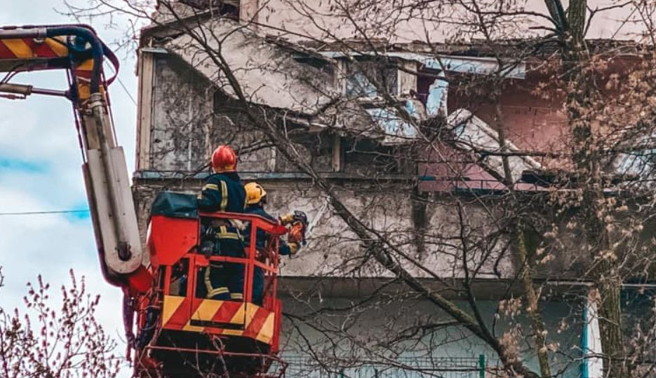 В многоэтажке Киева обвалились балконы: новые подробности