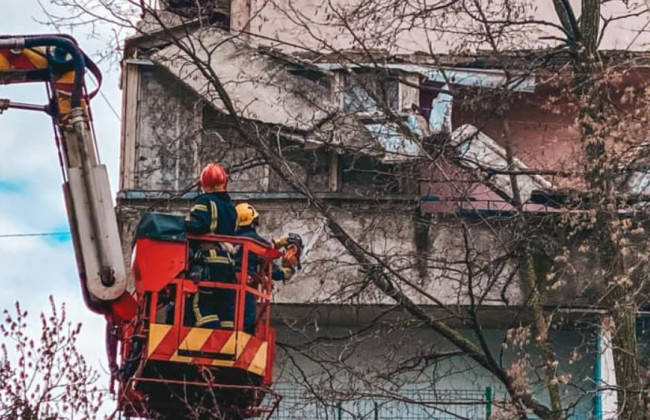 В многоэтажке Киева обвалились балконы: новые подробности