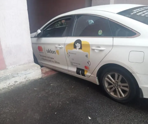 В столице водитель Uklon застрял на пешеходной арке с лестницей