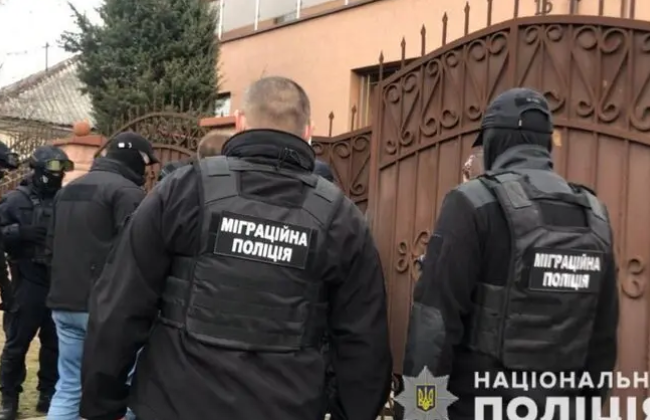 Избивал и требовал деньги: на Закарпатье мужчина держал в неволе трех граждан Индии