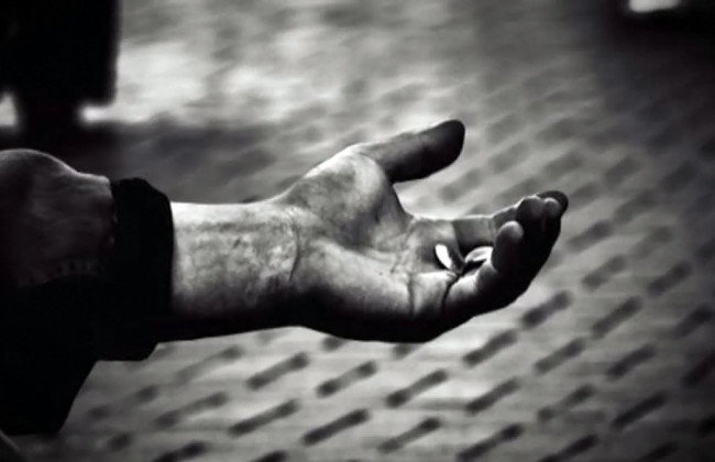 Жінці, яка використовувала 12-річну доньку для жебракування, повідомили про підозру