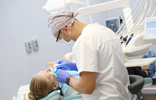 Як розмежовуються цивільні і трудові правовідносини у сфері надання стоматологічних послуг: позиція КАС ВС