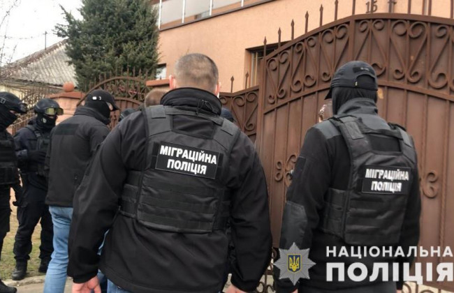 Утримував у неволі іноземців для вивезення за кордон: підозрюваному обрано запобіжний захід