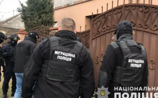 Избивал и требовал деньги: на Закарпатье мужчина держал в неволе трех граждан Индии