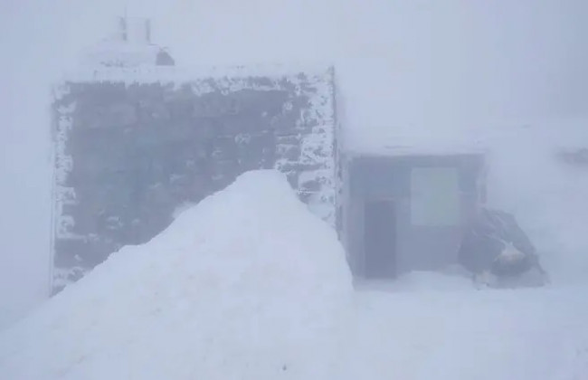 Зима не сдается: Карпаты продолжает заметать снегом