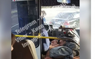 Достал из ноги пулю и поехал дальше: под Киевом подстрелили водителя маршрутки, видео