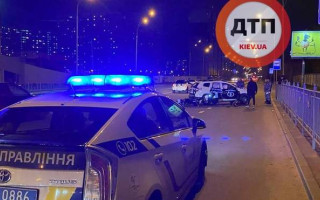 В Киеве на Позняках мотоцикл разнес внедорожник охраны
