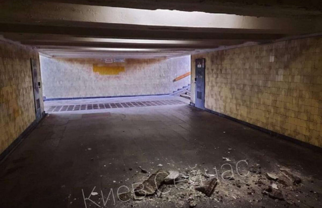 В подземном переходе на Оболони обвалился потолок