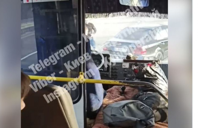 Достал из ноги пулю и поехал дальше: под Киевом подстрелили водителя маршрутки, видео
