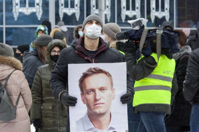 В России на акциях в поддержку Навального задержали более 325 человек