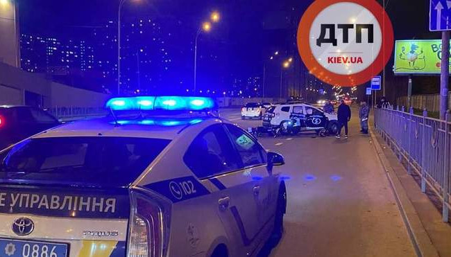 В Киеве на Позняках мотоцикл разнес внедорожник охраны