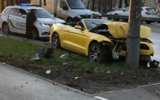 Взял на прокат дорогой автомобиль и разбил его: в Киеве произошло серьезное ДТП, фото