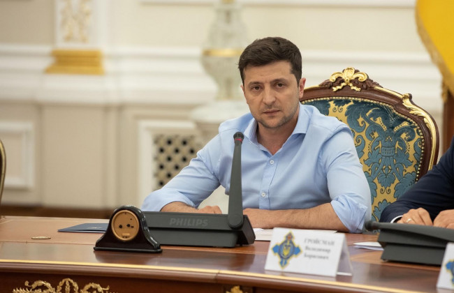 Президента закликали запровадити штрафи для тих, хто сидить у соцмережах за кермом