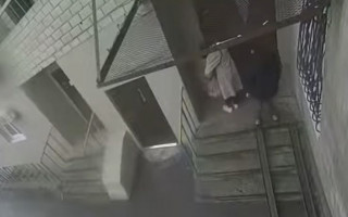 В Киеве среди бела дня ограбили женщину, видео