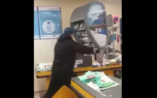 Бил все топором: в Мариуполе мужчина устроил погром в супермаркете, видео