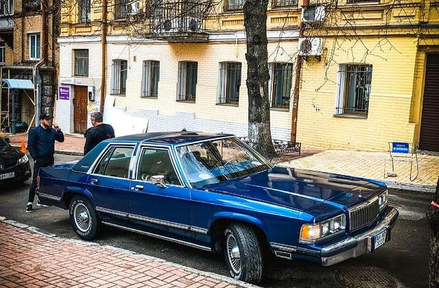 В Киеве заметили стильное винтажное авто из 80-х