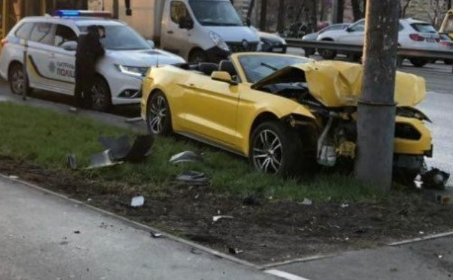 Взял на прокат дорогой автомобиль и разбил его: в Киеве произошло серьезное ДТП, фото
