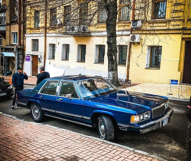В Киеве заметили стильное винтажное авто из 80-х