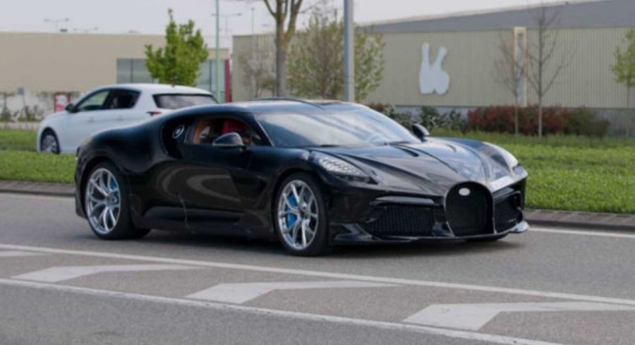 Самый дорогой Bugatti заметили на дороге