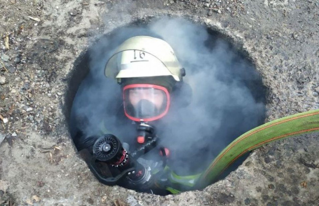 В Киеве вспыхнул коллектор теплотрассы, фото