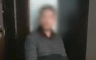 Требовал 5 000 долларов: в Киеве мужчина напал с оружием на мать с ребенком, видео