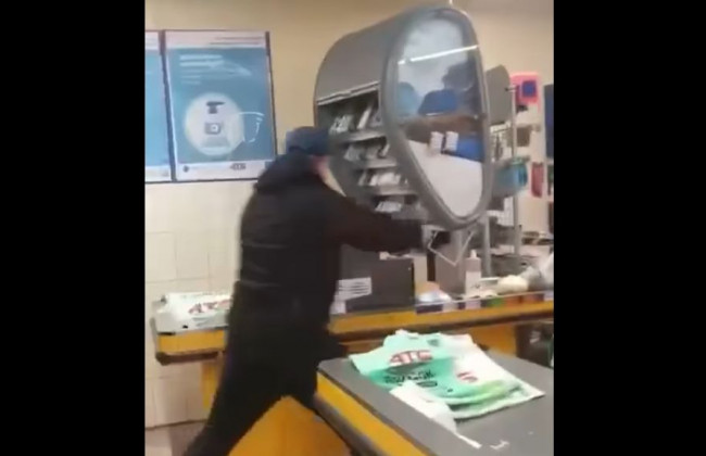 Бил все топором: в Мариуполе мужчина устроил погром в супермаркете, видео