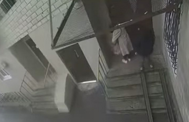 В Киеве среди бела дня ограбили женщину, видео