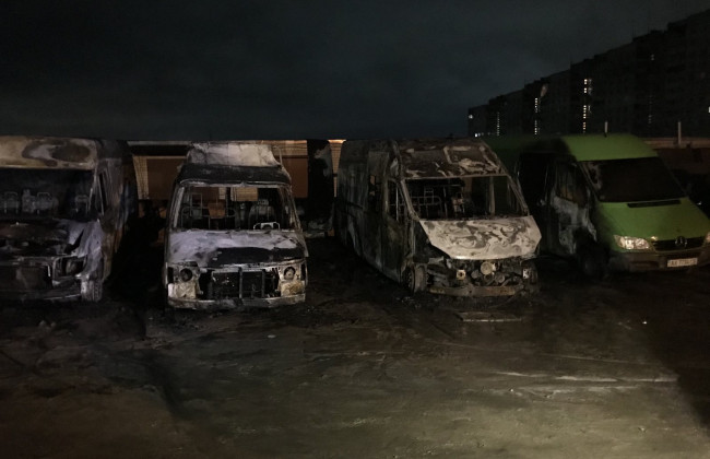В Харькове на парковке сгорели микроавтобусы