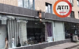В Киеве мужчина выпал с 8-го этажа и разбился о крышу магазина