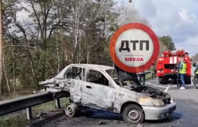 Под Киевом в результате ДТП в автомобиле заживо сгорел человек, видео