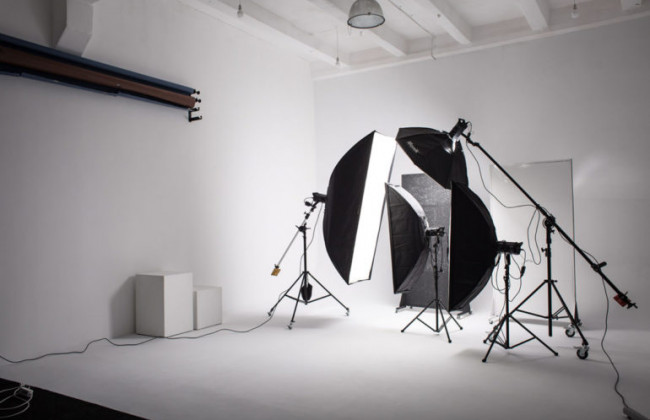 В центре Киева полуобнаженные девушки устроили фотосессию на балконе