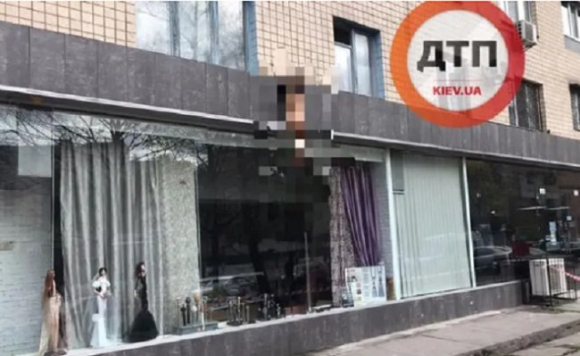 В Киеве мужчина выпал с 8-го этажа и разбился о крышу магазина