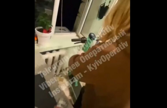 В Киеве девушка выбросила из окна самокат, видео